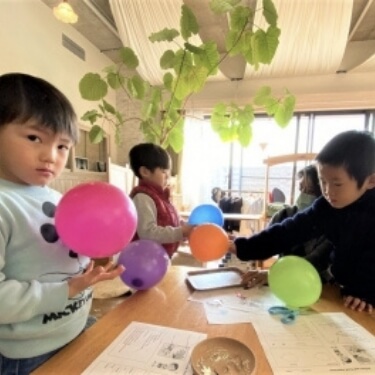 ① 静電気実験