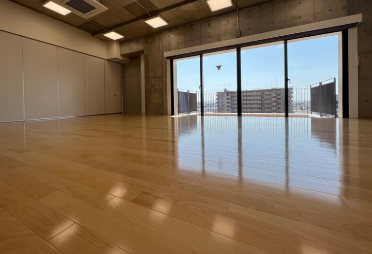 多様な遊び場と天然素材の園舎