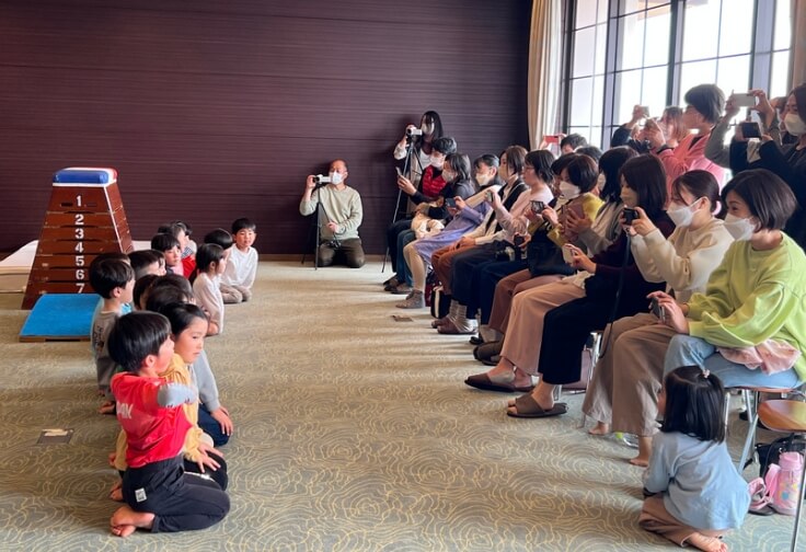 広大な園庭と天然素材の園舎