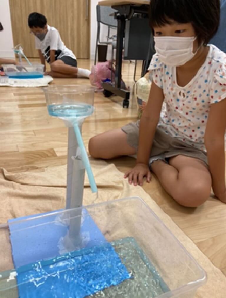 川から海への水の循環の仕組みを自分たちでモデルを作り試しながら学習していきます。身近な河川を調査してリアルな現状も分析。夏休みの自由研究にも繋げて学びを発展させていました。